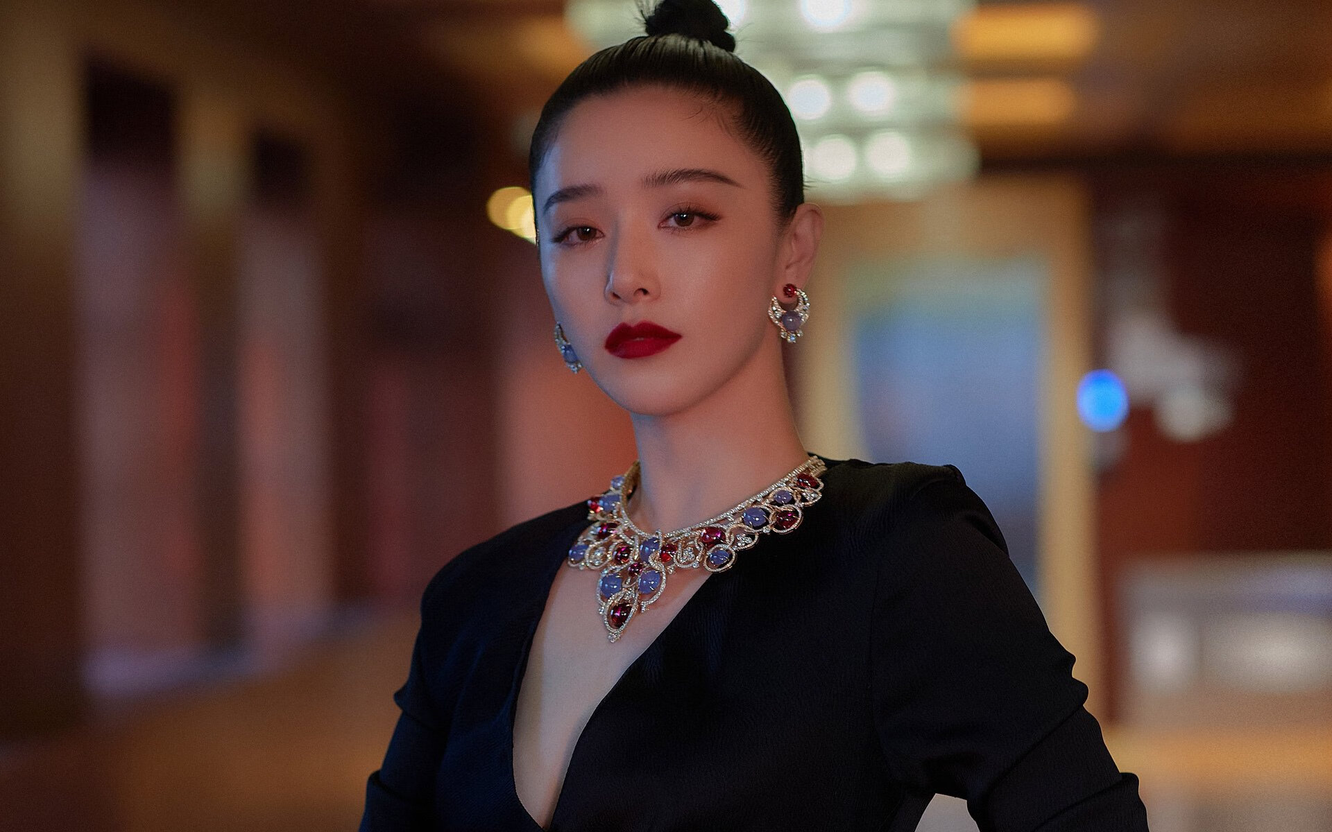 “缆绳滑水：东桃花岛赛场新兴水上运动风靡一时”