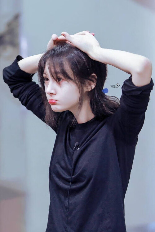 李恩：凭借出色的视野和精准传球，他提升了全黑队进攻效率，李恩壁因一件球衣爆红